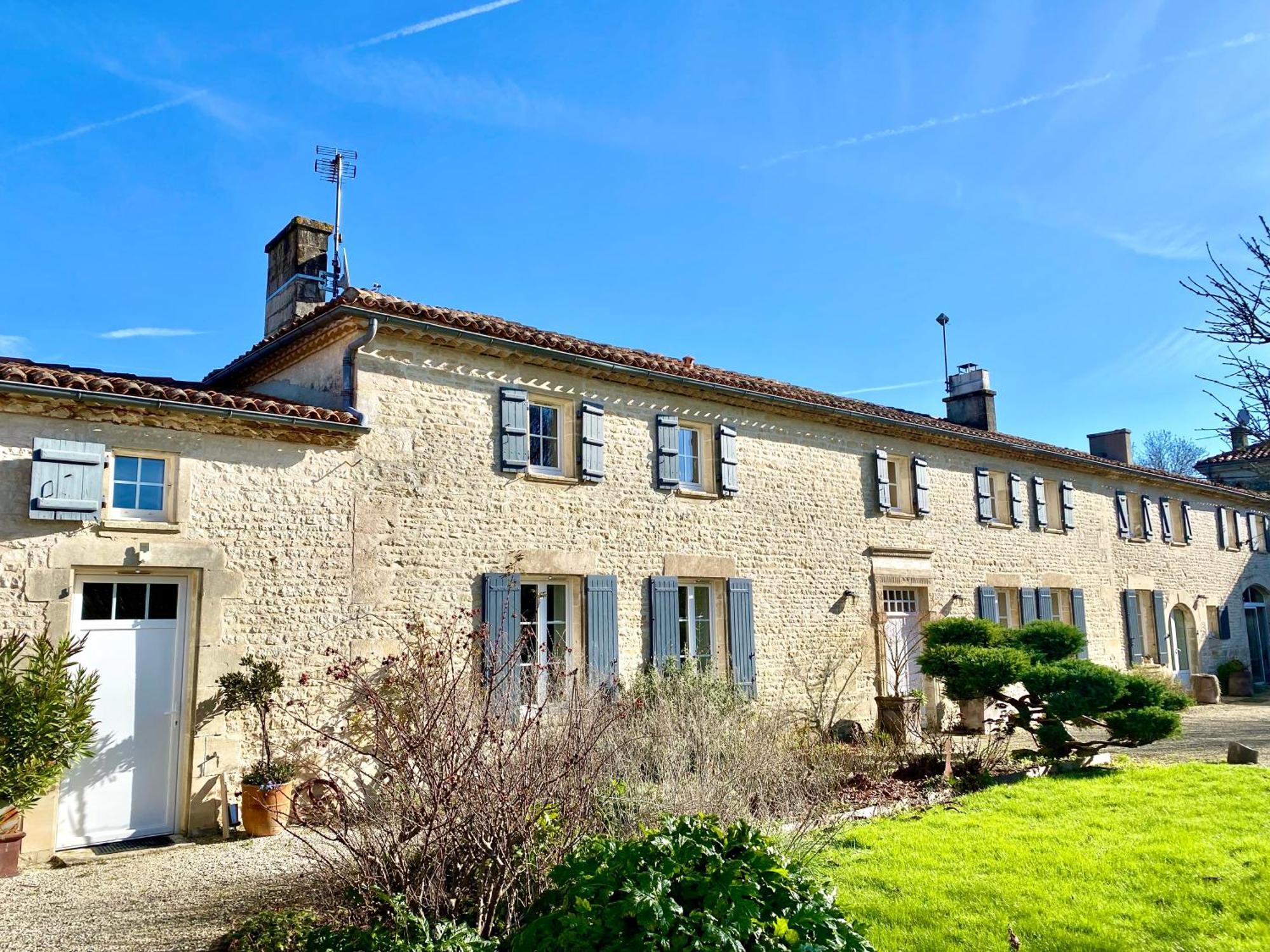 Aux Agapanthes, Chambres D'Hotes Charentaises De Charme Avec Piscine Aumagne Bagian luar foto