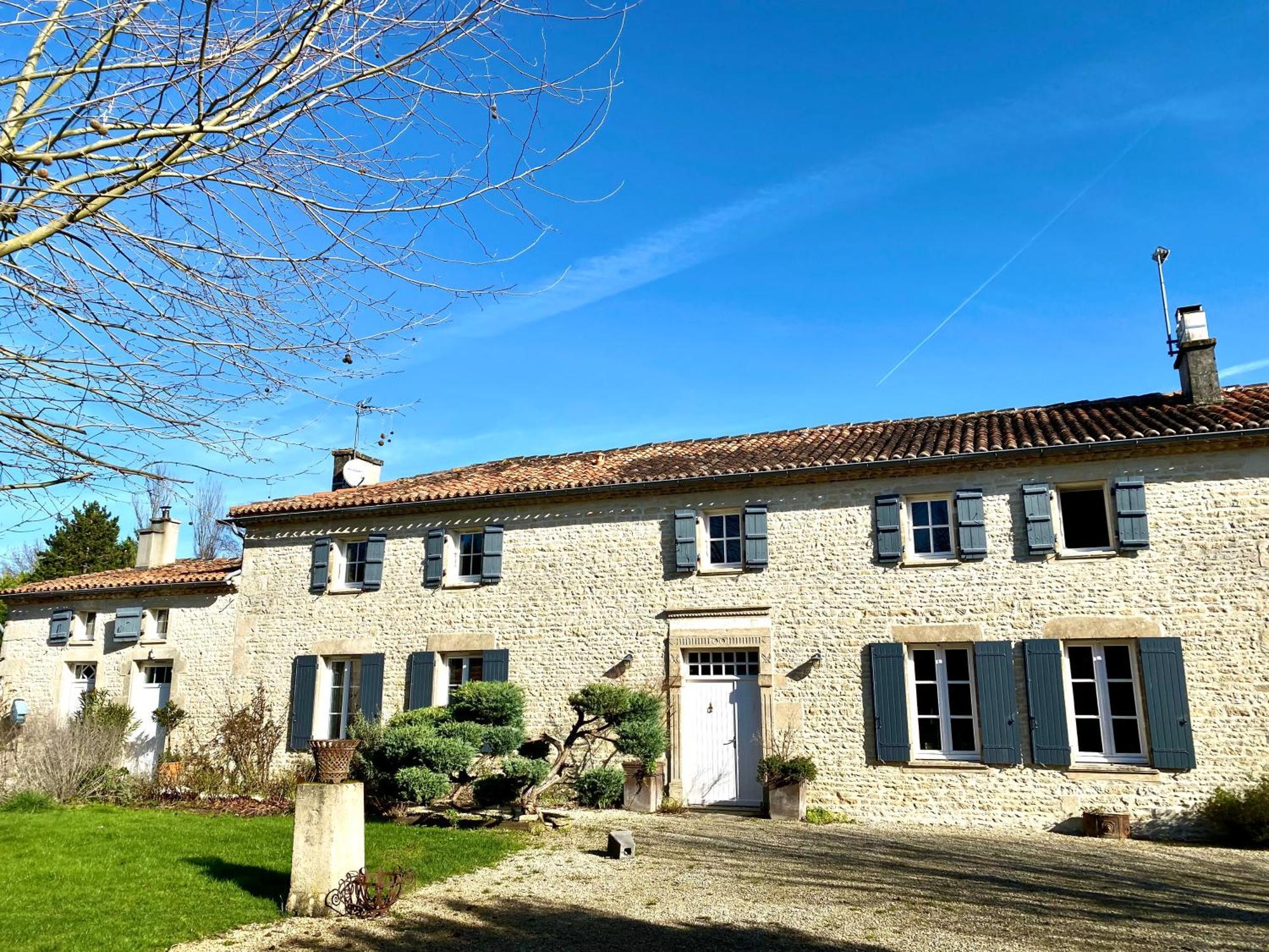 Aux Agapanthes, Chambres D'Hotes Charentaises De Charme Avec Piscine Aumagne Bagian luar foto