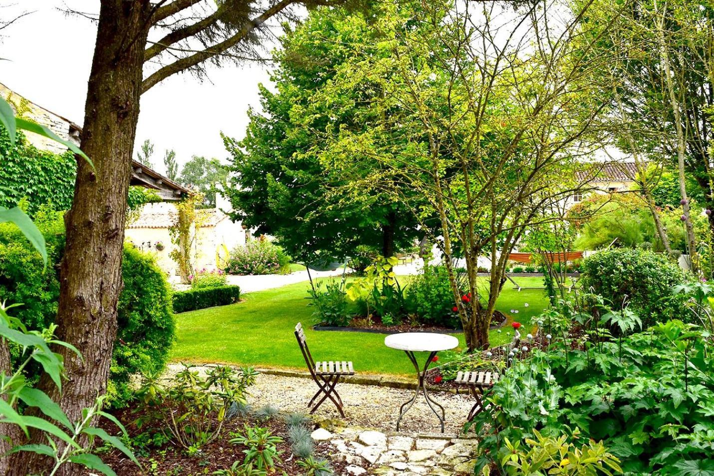Aux Agapanthes, Chambres D'Hotes Charentaises De Charme Avec Piscine Aumagne Bagian luar foto
