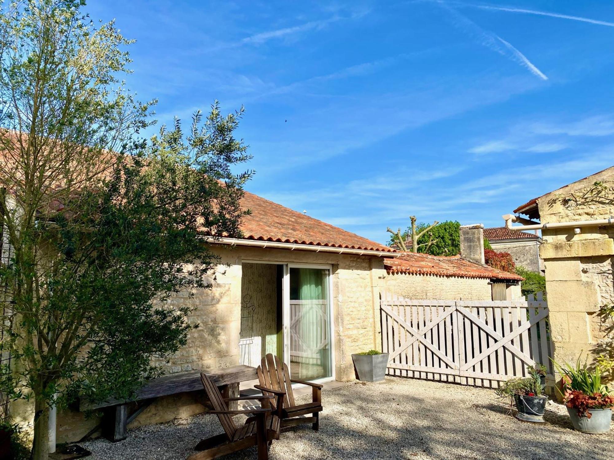 Aux Agapanthes, Chambres D'Hotes Charentaises De Charme Avec Piscine Aumagne Bagian luar foto