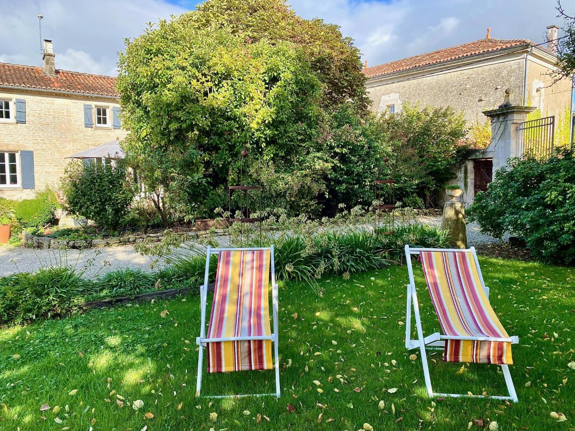 Aux Agapanthes, Chambres D'Hotes Charentaises De Charme Avec Piscine Aumagne Bagian luar foto